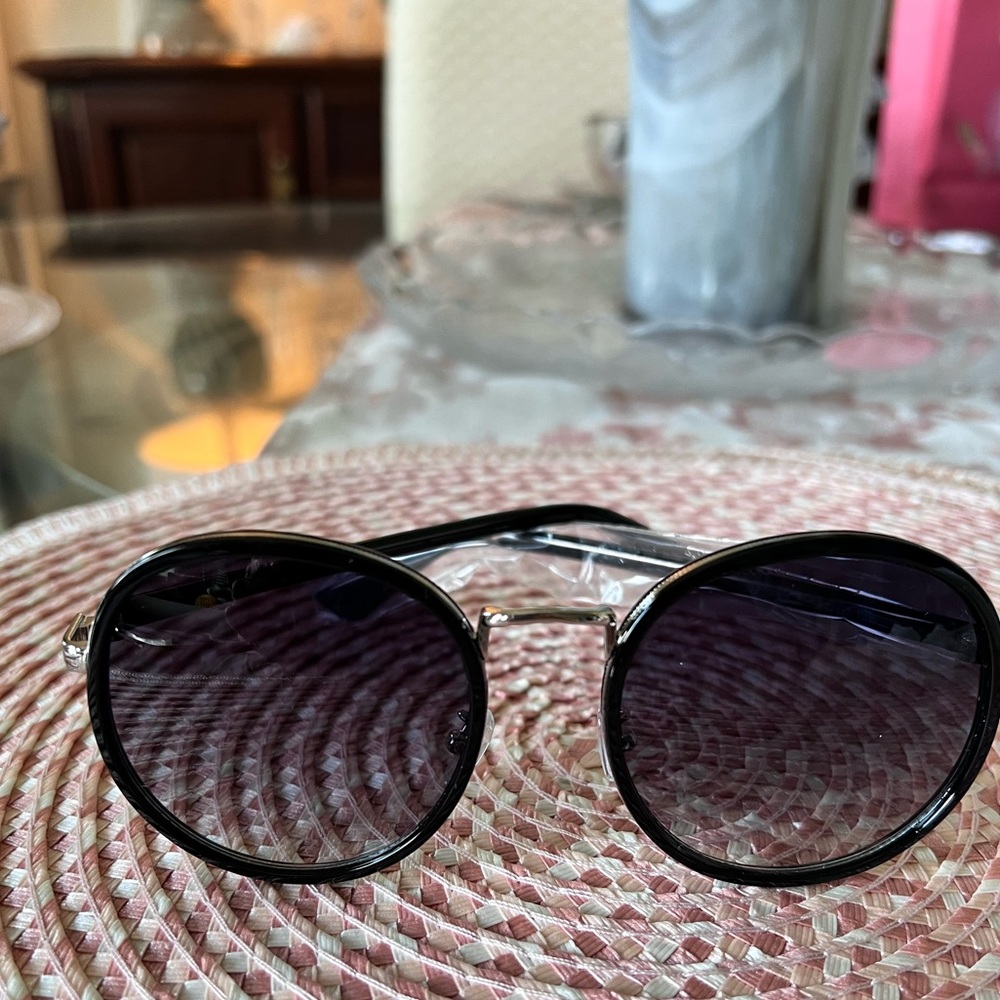 Black Vintage-Inspired Sunglasses with Classic Design